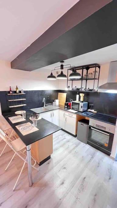 Logement Moderne Au Coeur Du Village Saint-Georges-de-Luzençon Exterior foto