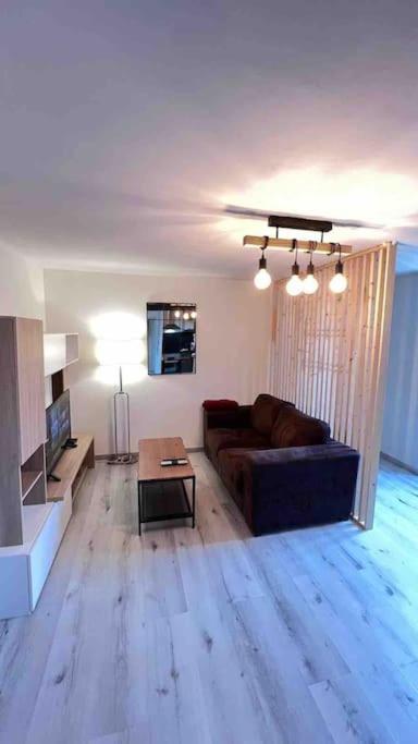 Logement Moderne Au Coeur Du Village Saint-Georges-de-Luzençon Exterior foto