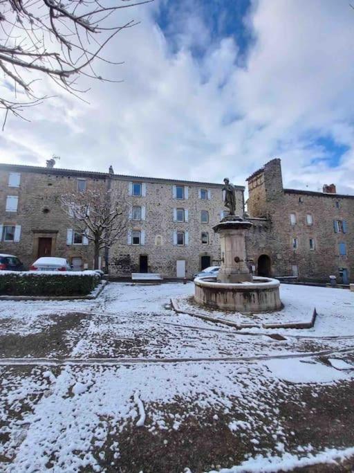 Logement Moderne Au Coeur Du Village Saint-Georges-de-Luzençon Exterior foto