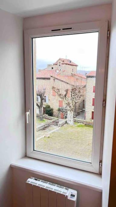Logement Moderne Au Coeur Du Village Saint-Georges-de-Luzençon Exterior foto